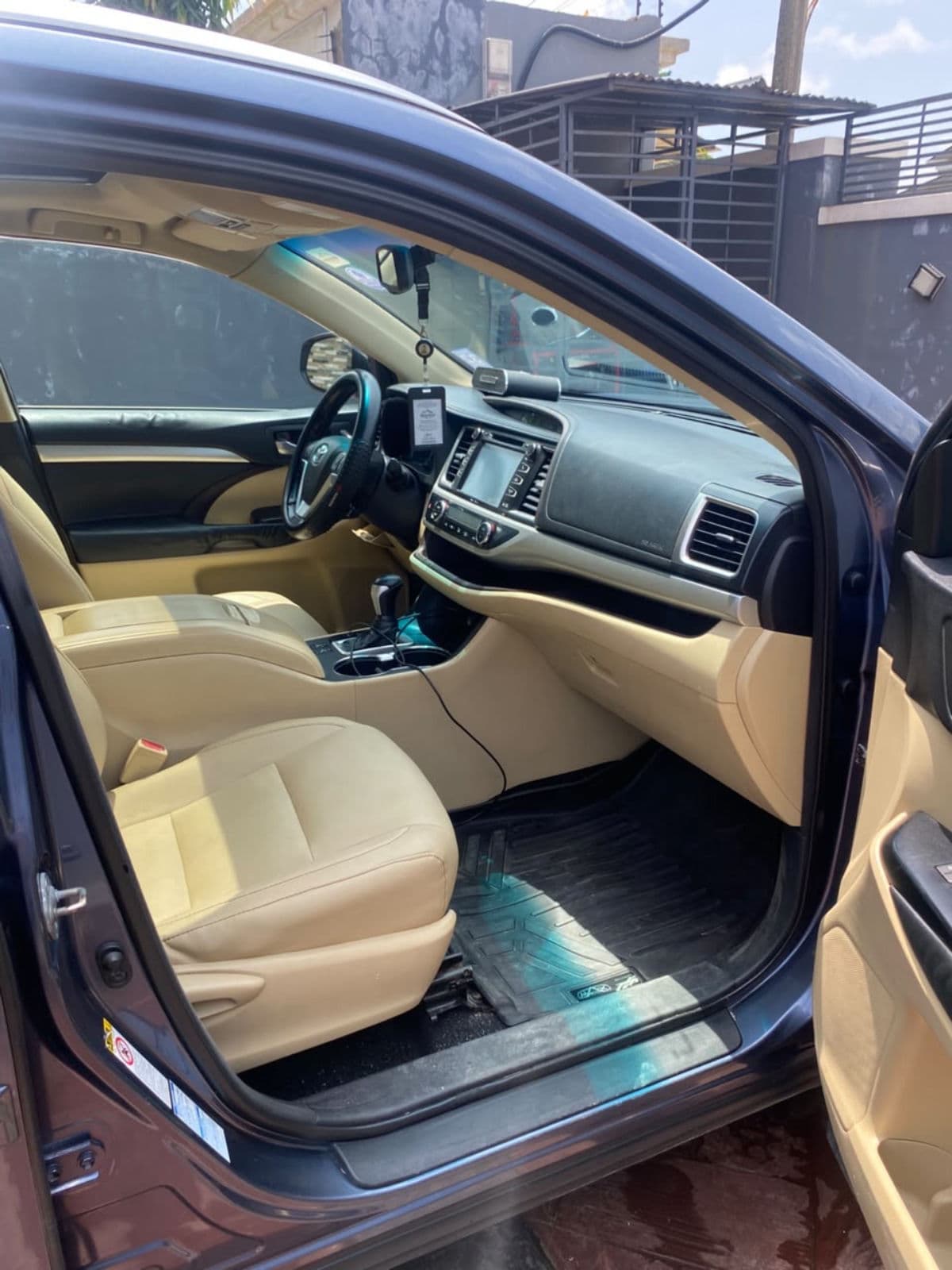 2015 Toyota Highlander SUV — photo 4 of 9