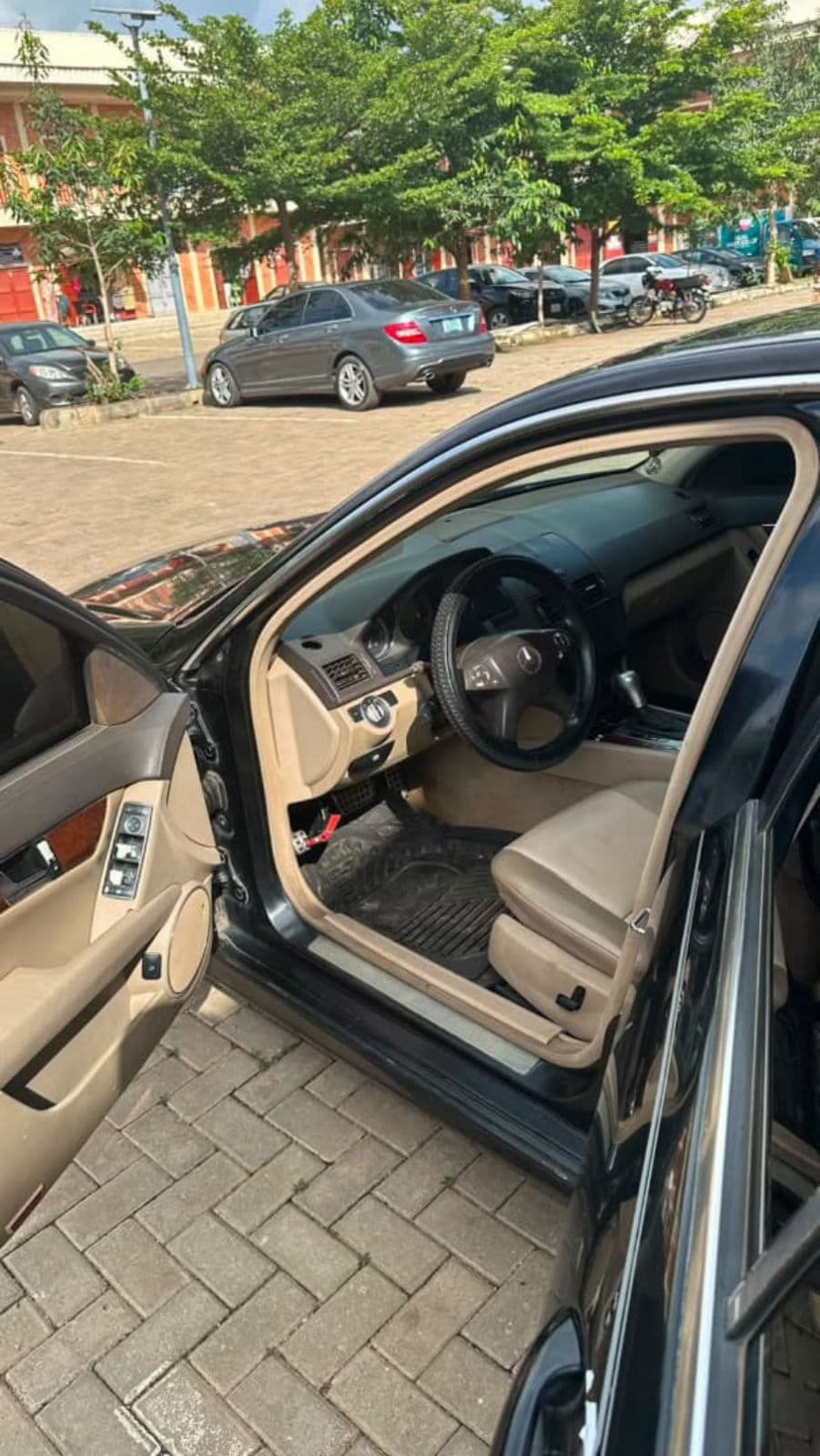 2009 Mercedes-Benz C Class Sedan — photo 2 of 3