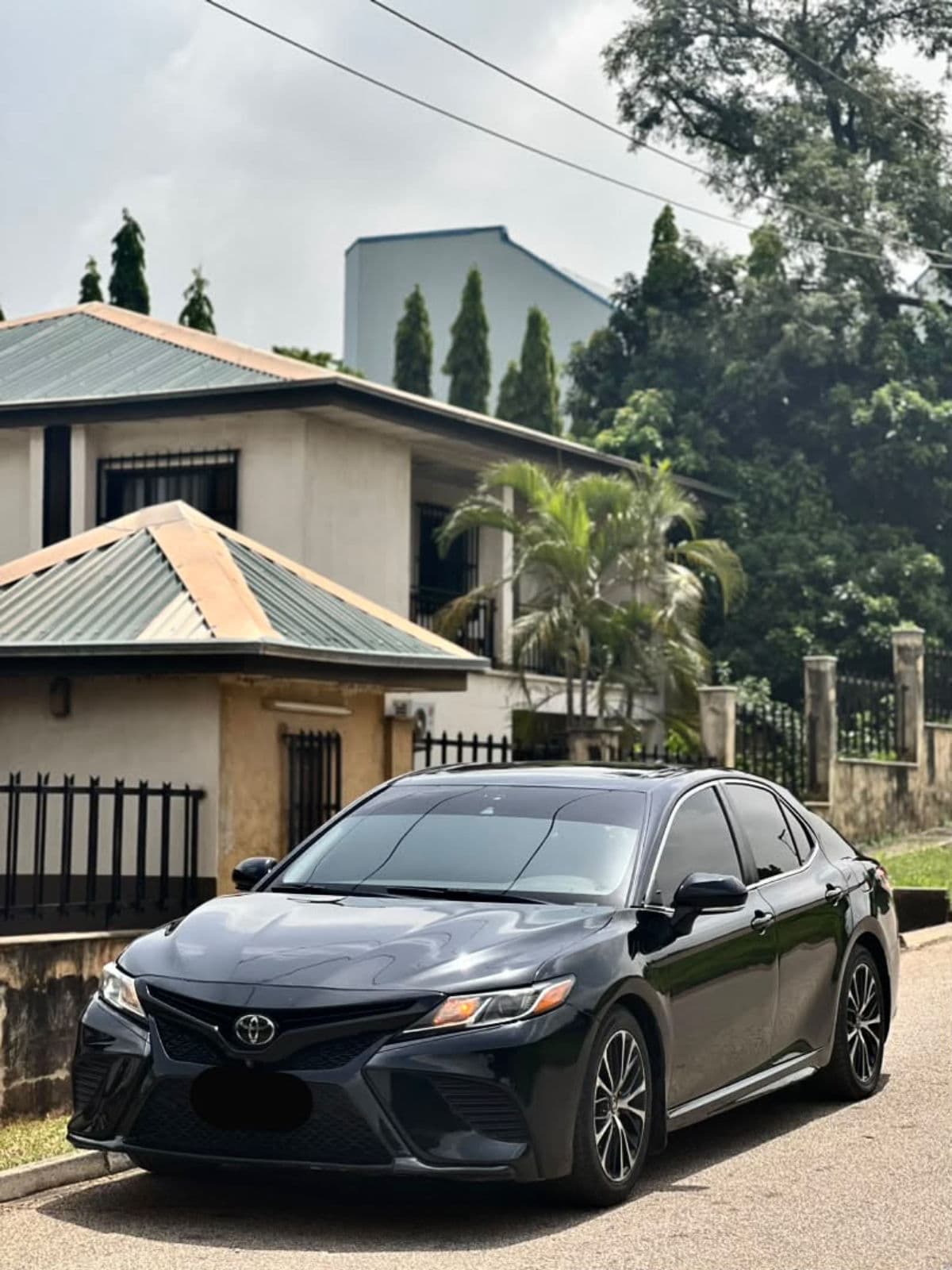 2020 Toyota Camry Sedan — photo 2 of 7