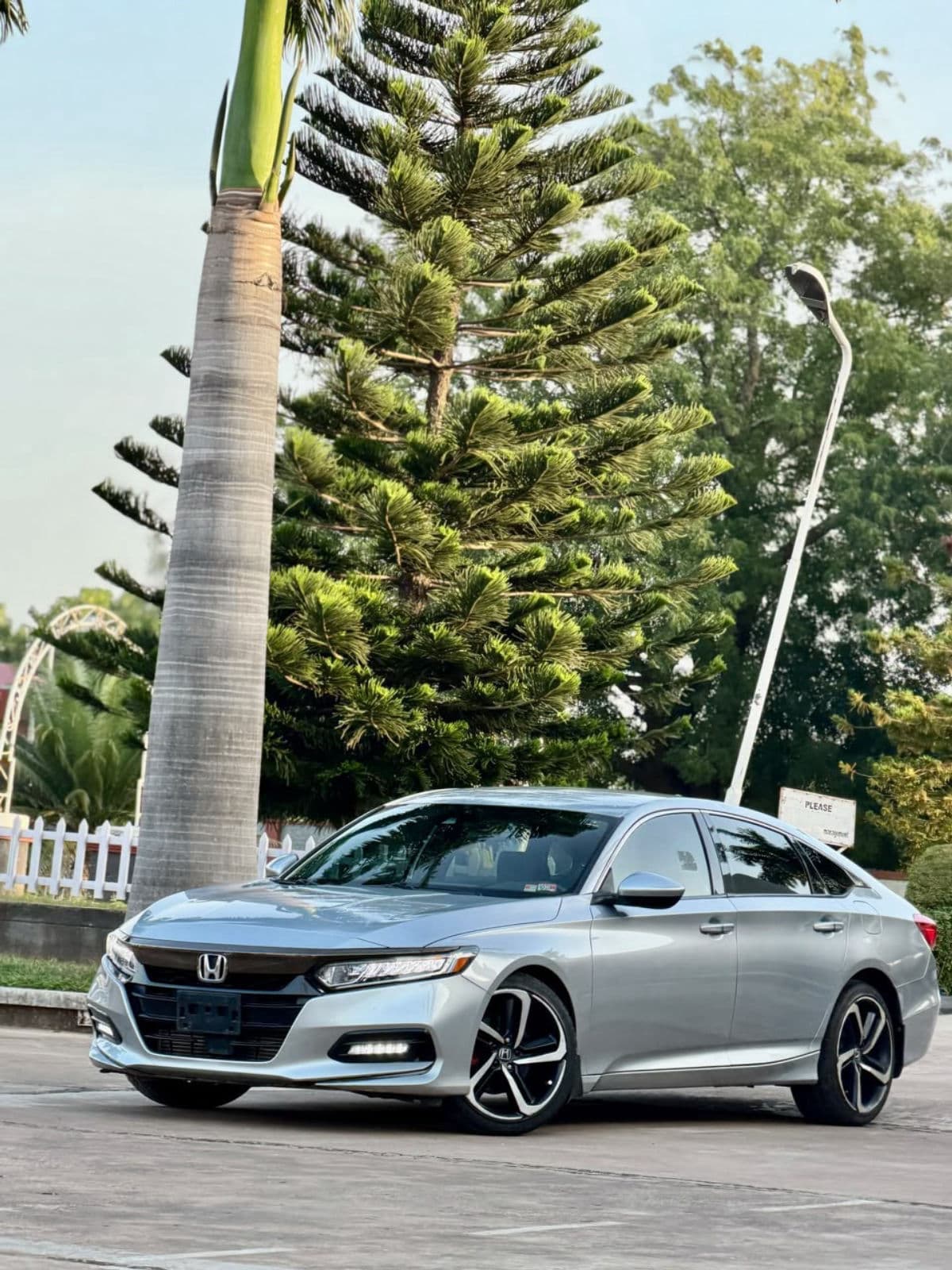 2020 Honda Accord Sedan — photo 2 of 6
