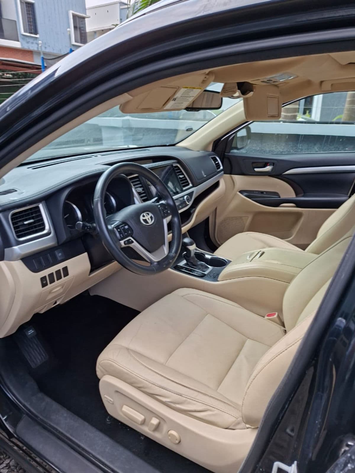 2016 Toyota Highlander SUV — photo 2 of 11