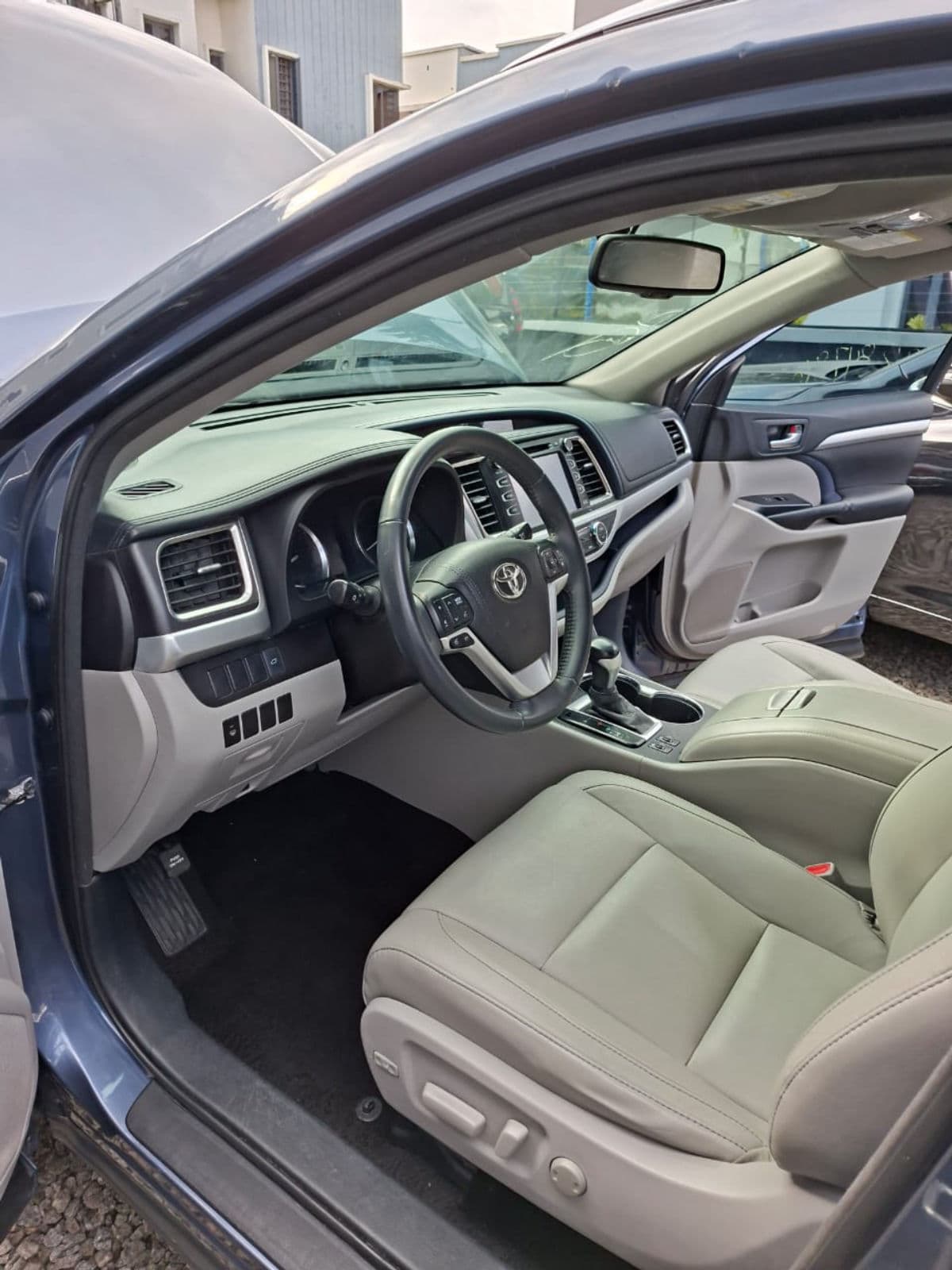 2016 Toyota Highlander SUV — photo 2 of 11