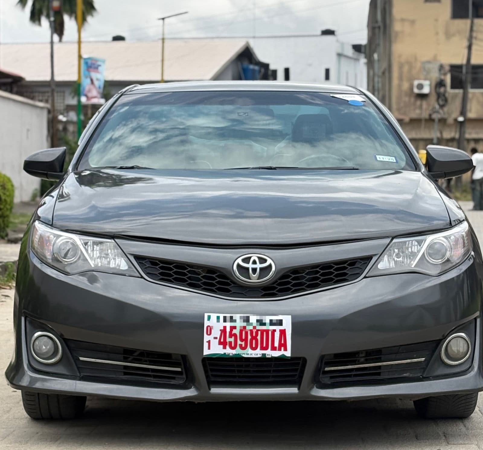 2013 Toyota Camry Sedan — photo 2 of 11