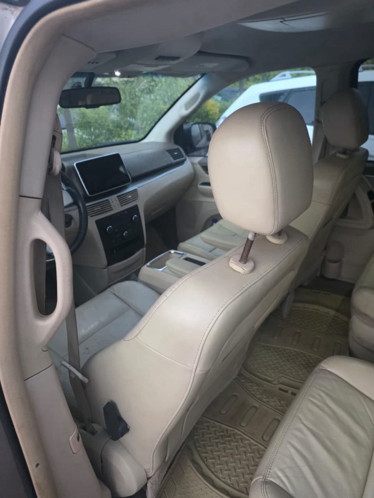2011 Volkswagen TSI Van/Minivan — photo 6 of 8