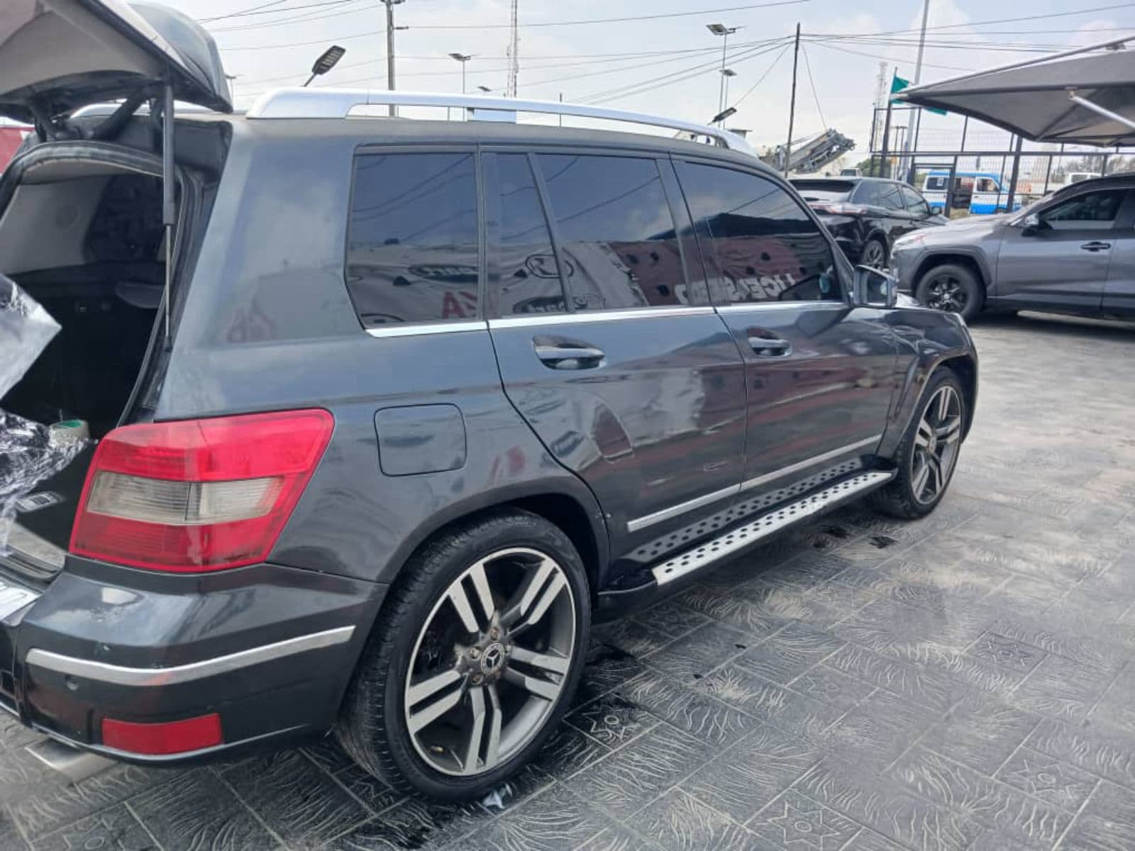 2010 Mercedes-Benz GLK SUV — photo 2 of 5