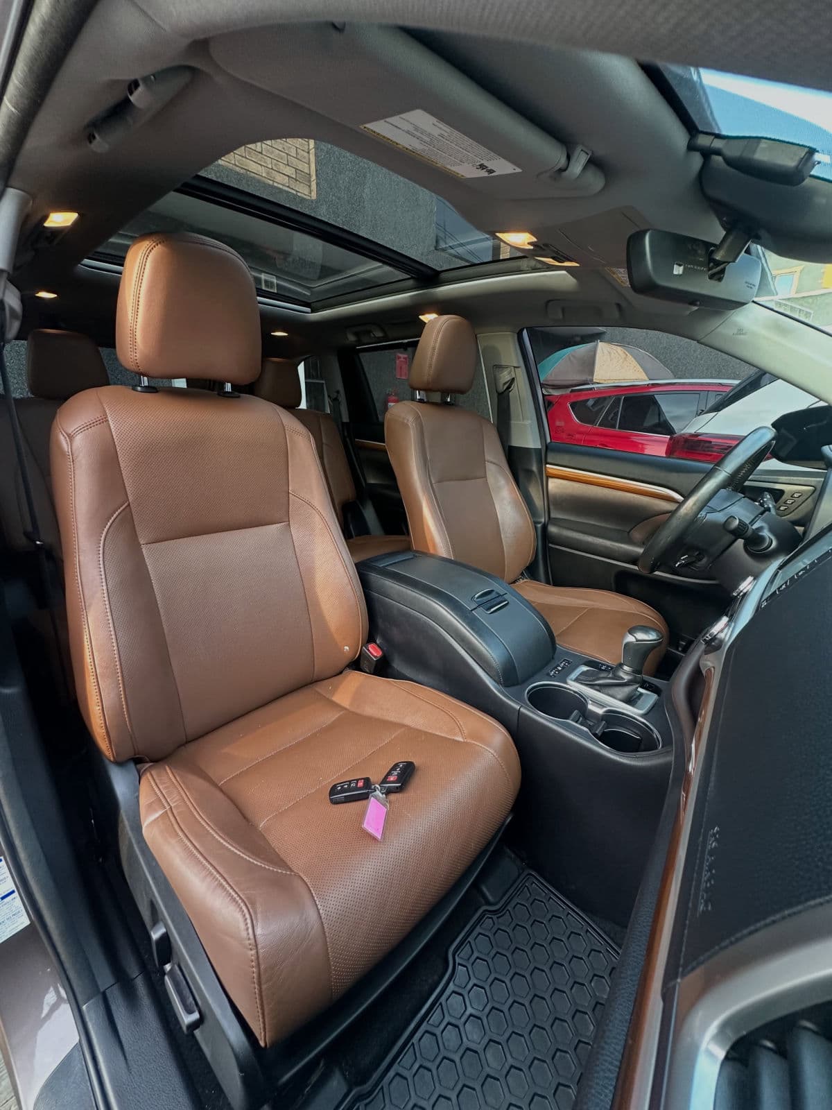 2017 Toyota Highlander SUV — photo 3 of 9
