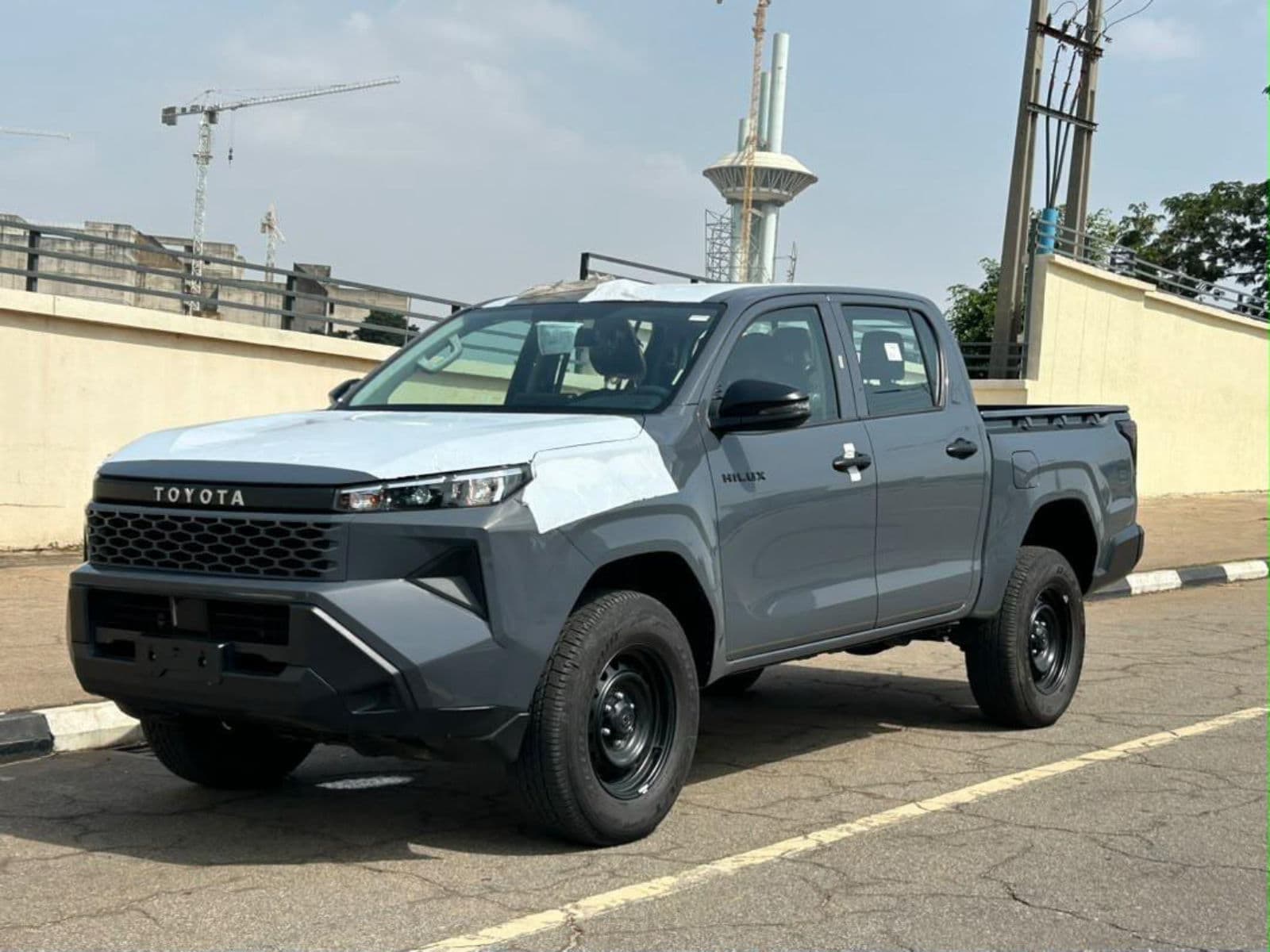 2026 Toyota HILUX Pickup — photo 2 of 7