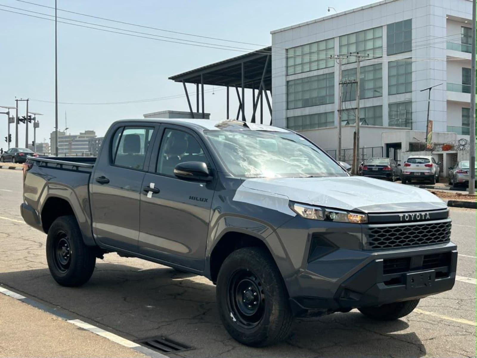 2026 Toyota HILUX Pickup — photo 3 of 7