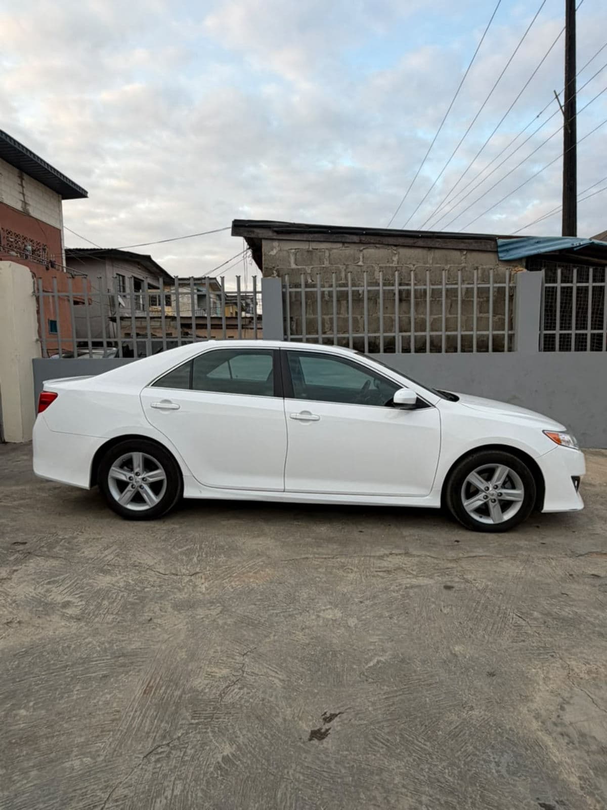 2013 Toyota Camry Sedan — photo 2 of 7