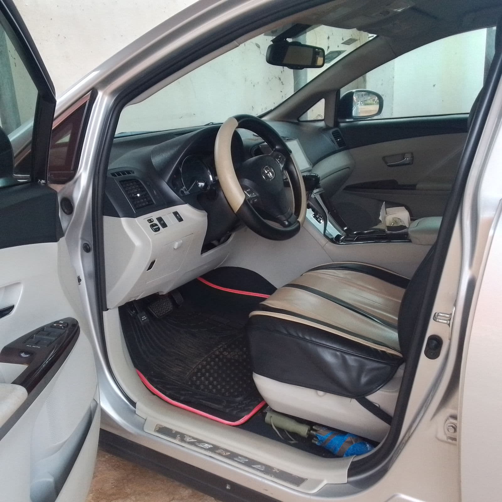2011 Toyota Venza SUV — photo 4 of 8