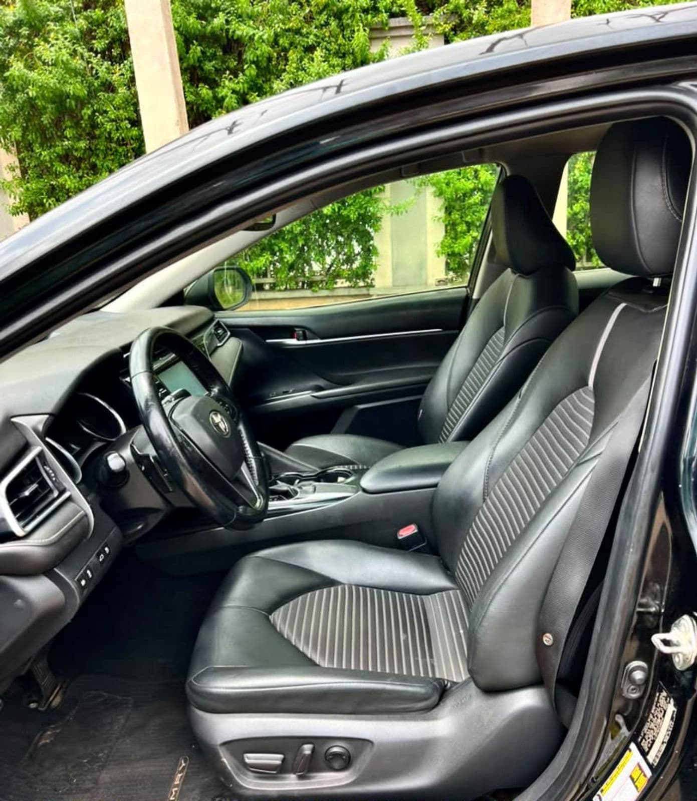 2018 Toyota Camry Sedan — photo 2 of 6