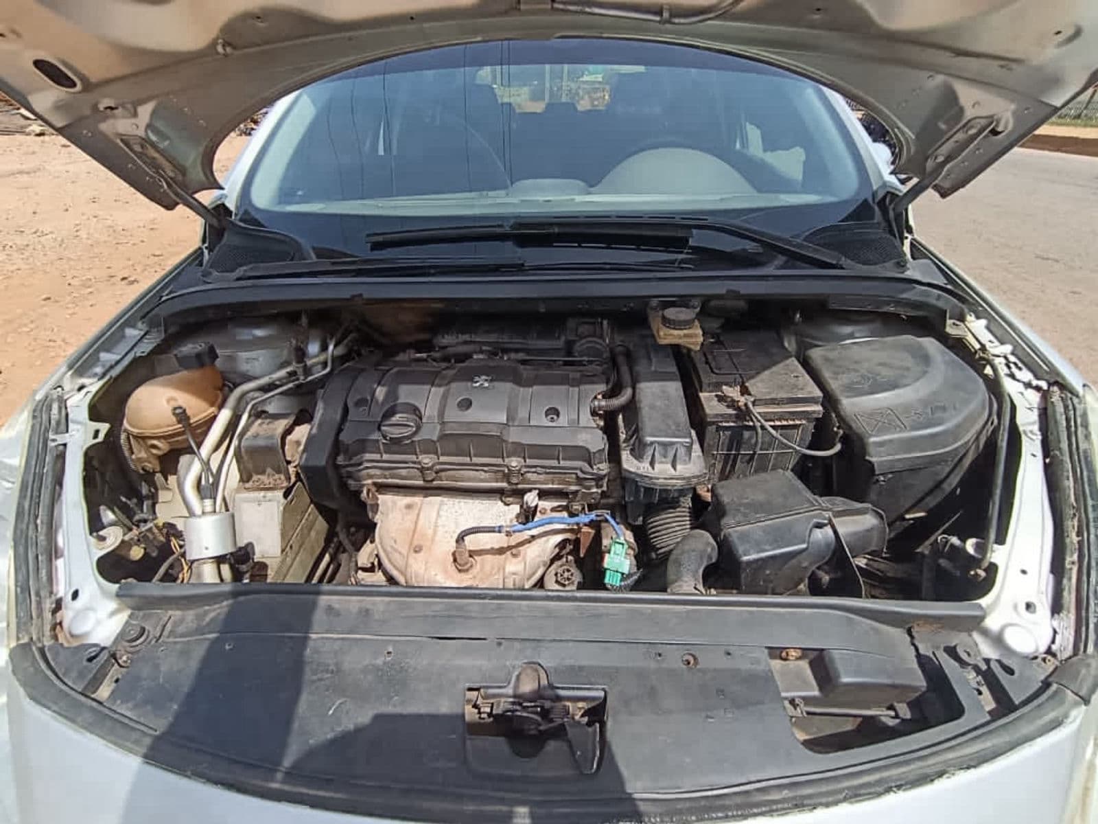 2005 Peugeot 307 Hatchback — photo 2 of 6
